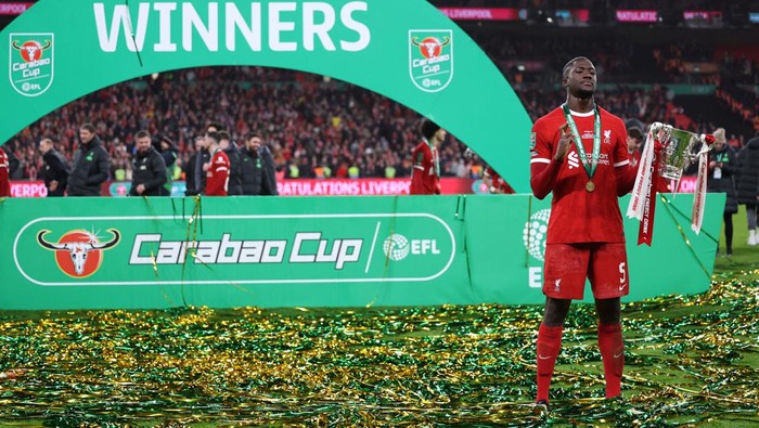 Soccer Football - Carabao Cup - Final - Chelsea v Liverpool - Wembley Stadium, London, Britain - February 25, 2024 Liverpools Ibrahima Konate celebrates winning the Carabao Cup with the trophy REUTERS/Hannah Mckay NO USE WITH UNAUTHORIZED AUDIO, VIDEO, DATA, FIXTURE LISTS, CLUB/LEAGUE LOGOS OR LIVE SERVICES. ONLINE IN-MATCH USE LIMITED TO 45 IMAGES, NO VIDEO EMULATION. NO USE IN BETTING, GAMES OR SINGLE CLUB/LEAGUE/PLAYER PUBLICATIONS.