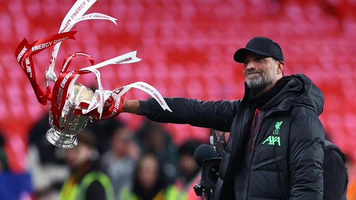 Soccer Football - Carabao Cup - Final - Chelsea v Liverpool - Wembley Stadium, London, Britain - February 25, 2024 Liverpool manager Juergen Klopp celebrates winning the Carabao Cup with the trophy REUTERS/Carl Recine NO USE WITH UNAUTHORIZED AUDIO, VIDEO, DATA, FIXTURE LISTS, CLUB/LEAGUE LOGOS OR LIVE SERVICES. ONLINE IN-MATCH USE LIMITED TO 45 IMAGES, NO VIDEO EMULATION. NO USE IN BETTING, GAMES OR SINGLE CLUB/LEAGUE/PLAYER PUBLICATIONS.