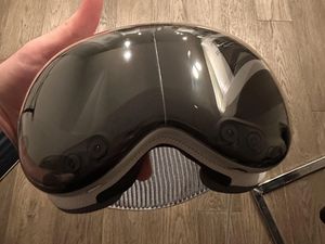 Pengguna Keluhkan Kaca Apple Vision Pro Tiba-tiba Retak