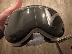Pengguna Keluhkan Kaca Apple Vision Pro Tiba-tiba Retak