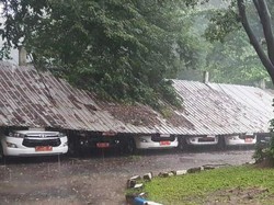 7 Mobdin di Kantor Setda Pemkab Sidoarjo Tertimpa Kanopi Saat Hujan Angin