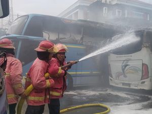 5 Bus-1 Motor di Denpasar Terbakar, Kerugian Mencapai Rp 800 Juta 5 Bus-1 Motor di Denpasar Terbakar, Kerugian Mencapai Rp 800 Juta