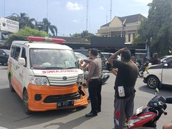 Ambulans Bawa Pasien Terlibat Kecelakaan di Jalan Magelang Sleman