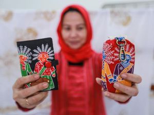 Kece Banget! Kerajinan Batik Disulap Jadi Baju hingga Gantungan Kunci Kece Banget! Kerajinan Batik Disulap Jadi Baju hingga Gantungan Kunci