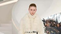 10 Koleksi Michael Kors Fall 2024, Busana Timeless Terinspirasi Gaya 1930-an