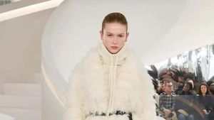 10 Koleksi Michael Kors Fall 2024, Busana Timeless Terinspirasi Gaya 1930-an