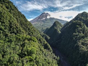 Guguran di Gunung Merapi, Wilayah Glagaharjo Sleman Diguyur Hujan Abu Guguran di Gunung Merapi, Wilayah Glagaharjo Sleman Diguyur Hujan Abu