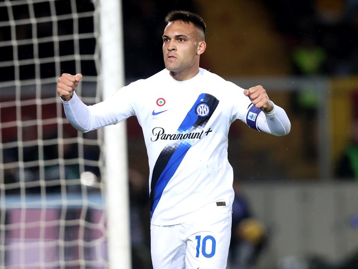 LECCE, ITALY - FEBRUARY 25: Lautaro Martinez of Inter celebrates after scoring his team's first goal during the Serie A TIM match between US Lecce and FC Internazionale at Stadio Via del Mare on February 25, 2024 in Lecce, Italy. (Photo by Maurizio Lagana/Getty Images)