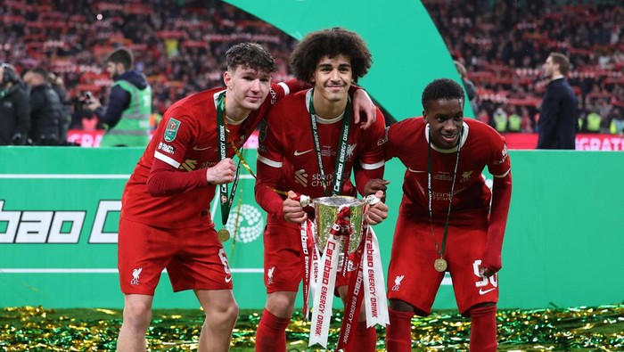 Soccer Football - Carabao Cup - Final - Chelsea v Liverpool - Wembley Stadium, London, Britain - February 25, 2024 Liverpools Lewis Koumas, Jayden Danns and Trey Nyoni celebrate winning the Carabao Cup with the trophy REUTERS/Hannah Mckay NO USE WITH UNAUTHORIZED AUDIO, VIDEO, DATA, FIXTURE LISTS, CLUB/LEAGUE LOGOS OR LIVE SERVICES. ONLINE IN-MATCH USE LIMITED TO 45 IMAGES, NO VIDEO EMULATION. NO USE IN BETTING, GAMES OR SINGLE CLUB/LEAGUE/PLAYER PUBLICATIONS.
