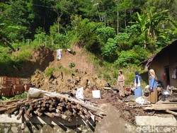 Tanah Longsor Timpa Tempat Usaha Grubi di Magelang, 4 Orang Luka