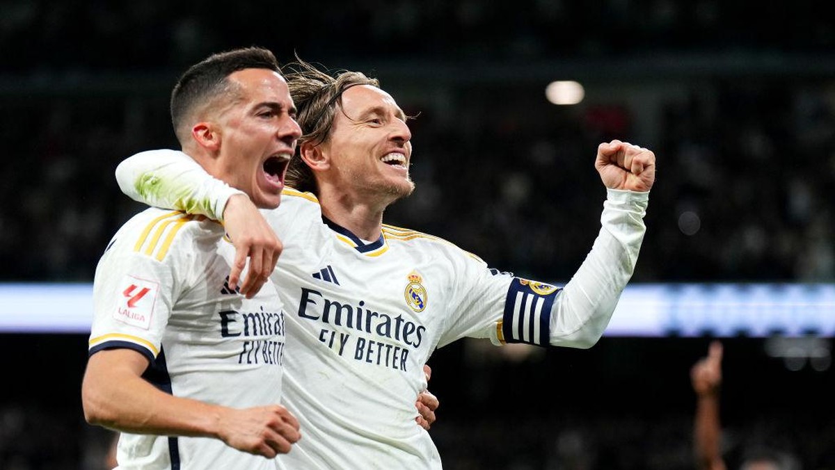 Modric (kanan) merayakan gol bersama Vazquez. Foto: Getty Images/Angel Martinez