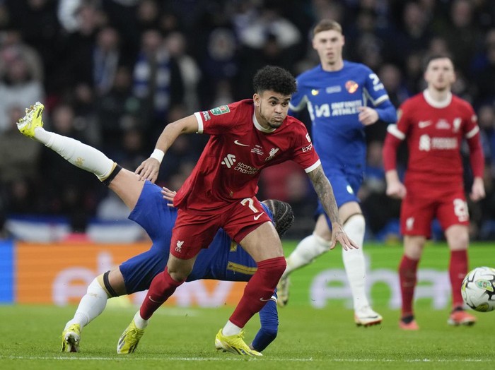 Liverpools Luis Diaz fouls Chelseas Malo Gusto during the English League Cup final soccer match between Chelsea and Liverpool at Wembley Stadium in London, Sunday, Feb. 25, 2024. (AP Photo/Alastair Grant)
