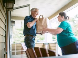 Duh! Wanita Ini Curhat Tetangganya Suka Beri Makanan Sisa