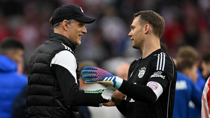 Bayern Munichs headcoach Thomas Tuchel (L) reacts with Bayern Munichs German goalkeeper #01 Manuel Neuer (R) after the German first division Bundesliga football match between FC Bayern Munich and SV Darmstadt 98 in Munich, southern Germany on October 28, 2023. (Photo by Christof STACHE / AFP) / DFL REGULATIONS PROHIBIT ANY USE OF PHOTOGRAPHS AS IMAGE SEQUENCES AND/OR QUASI-VIDEO