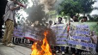 Massa Bakar Ban di Depan Kantor ICW Jakarta