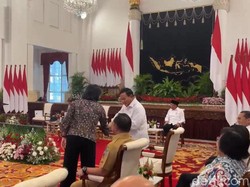 Momen Sri Mulyani Salaman dengan Prabowo di Sidang Kabinet
