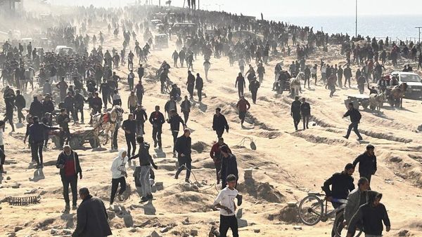 Momen Warga Gaza Menunggu Bantuan Kemanusiaan di Tepi Pantai