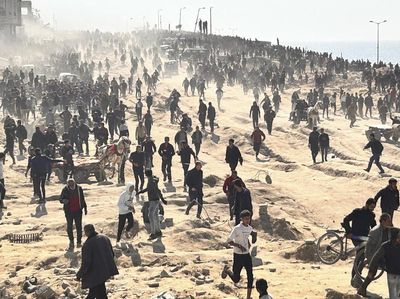 Momen Warga Gaza Menunggu Bantuan Kemanusiaan di Tepi Pantai