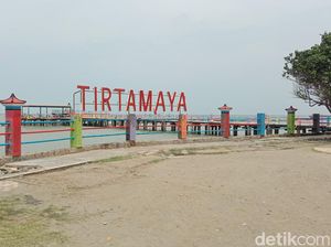 Pesona Pantai Legenda Tirtamaya, Cocok untuk Liburan Keluarga