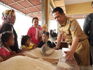Sidak Gudang Beras di Teluknaga, Pj Bupati Tangerang Pastikan Stok Aman