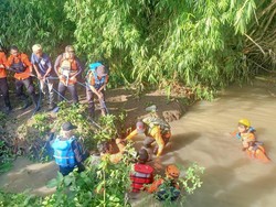 Motor yang Terseret Arus di Masaran Sragen Ketemu, Korban Masih Dicari