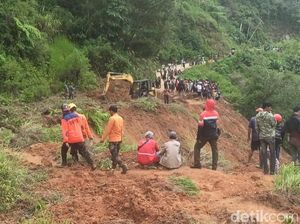 Jalan Poros Luwu-Palopo Terputus Imbas Longsor di Bastem Utara Jalan Poros Luwu-Palopo Terputus Imbas Longsor di Bastem Utara
