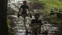 Keseruan Permainan Tradisional Kadaplak di Bandung Barat