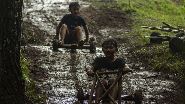 Keseruan Permainan Tradisional Kadaplak di Bandung Barat