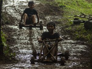 Keseruan Permainan Tradisional Kadaplak di Bandung Barat