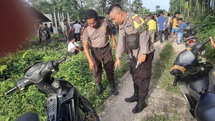 Pihak kepolisian saat olah TKP pembunuhan. (Foto: Dok. Polres Nias).