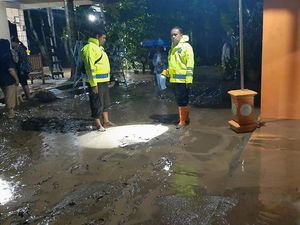 Anak Bengawan Solo Meluap Rendam 30 Rumah di Ngawi Anak Bengawan Solo Meluap Rendam 30 Rumah di Ngawi