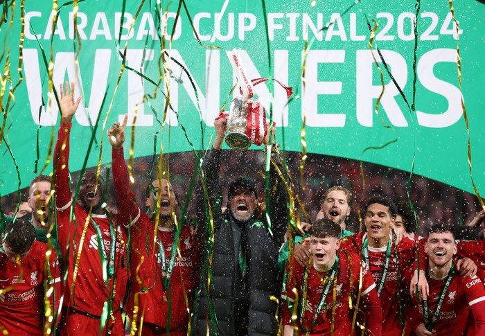 Soccer Football - Carabao Cup - Final - Chelsea v Liverpool - Wembley Stadium, London, Britain - February 25, 2024 Liverpool manager Juergen Klopp and Virgil van Dijk celebrate winning the Carabao Cup with the trophy and teammates REUTERS/Hannah Mckay NO USE WITH UNAUTHORIZED AUDIO, VIDEO, DATA, FIXTURE LISTS, CLUB/LEAGUE LOGOS OR 'LIVE' SERVICES. ONLINE IN-MATCH USE LIMITED TO 45 IMAGES, NO VIDEO EMULATION. NO USE IN BETTING, GAMES OR SINGLE CLUB/LEAGUE/PLAYER PUBLICATIONS.