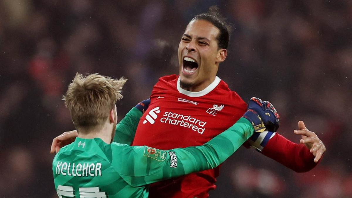 Virgil van Dijk membawa Liverpool juara Piala Liga Inggris. (Foto: Action Images via Reuters/Paul Childs)