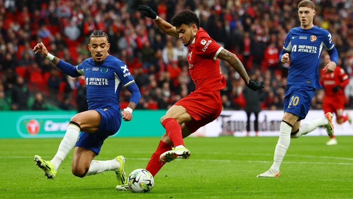 Potret Euforia Liverpool Juara Carabao Cup Soccer Football - Carabao Cup - Final - Chelsea v Liverpool - Wembley Stadium, London, Britain - February 25, 2024 Chelsea's Malo Gusto in action with Liverpool's Luis Diaz Action Images via Reuters/Paul Childs NO USE WITH UNAUTHORIZED AUDIO, VIDEO, DATA, FIXTURE LISTS, CLUB/LEAGUE LOGOS OR 'LIVE' SERVICES. ONLINE IN-MATCH USE LIMITED TO 45 IMAGES, NO VIDEO EMULATION. NO USE IN BETTING, GAMES OR SINGLE CLUB/LEAGUE/PLAYER PUBLICATIONS.