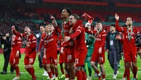 Para pemain Liverpool merayakan kemenangan Piala Carabao dengan melambaikan tangan ke arah suporter. REUTERS/Carl Recine
