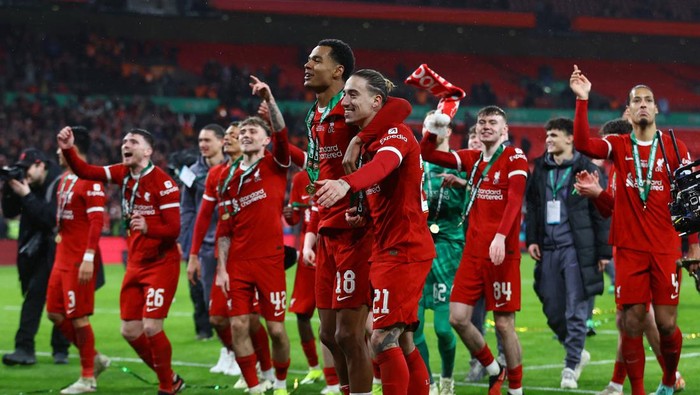Potret Euforia Liverpool Juara Carabao Cup Soccer Football - Carabao Cup - Final - Chelsea v Liverpool - Wembley Stadium, London, Britain - February 25, 2024 Liverpool's Kostas Tsimikas and Cody Gakpo celebrate winning the Carabao Cup REUTERS/Carl Recine NO USE WITH UNAUTHORIZED AUDIO, VIDEO, DATA, FIXTURE LISTS, CLUB/LEAGUE LOGOS OR 'LIVE' SERVICES. ONLINE IN-MATCH USE LIMITED TO 45 IMAGES, NO VIDEO EMULATION. NO USE IN BETTING, GAMES OR SINGLE CLUB/LEAGUE/PLAYER PUBLICATIONS.