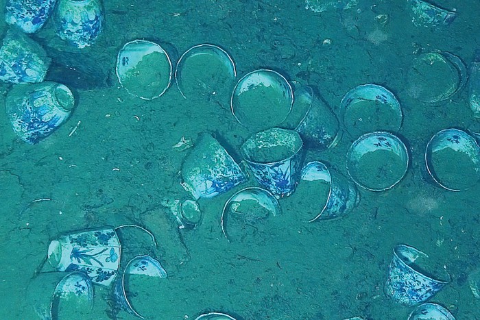 Potret Harta Karun Berusia Ratusan Tahun di Bawah Laut Kolombia Porcelain cups that belong to the treasure of the Spanish galleon San Jose, sunk in 1708, lie at the bottom of the sea off Cartagena, Colombia May 10, 2022. Colombian Army/Handout via REUTERS THIS IMAGE HAS BEEN SUPPLIED BY A THIRD PARTY. NO RESALES NO ARCHIVES. MANDATORY CREDIT.