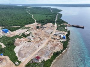 Melihat Penambangan Batu Gamping di Buton Tengah