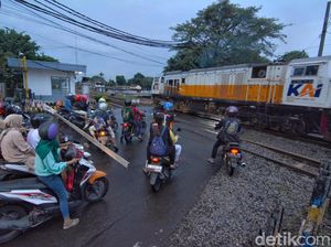 Potret Pengendara Terobos Palang Pintu Kereta Api di Surabaya