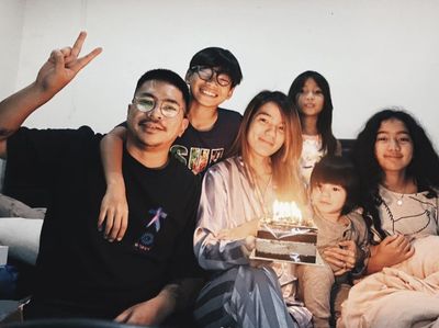 Potret Sheila Marcia Rayakan Ultah dan Hari Pernikahan dengan Kulineran