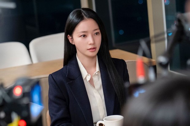 Potret Song Ha Yoon dalam lokasi syuting 'Marry My Husband'