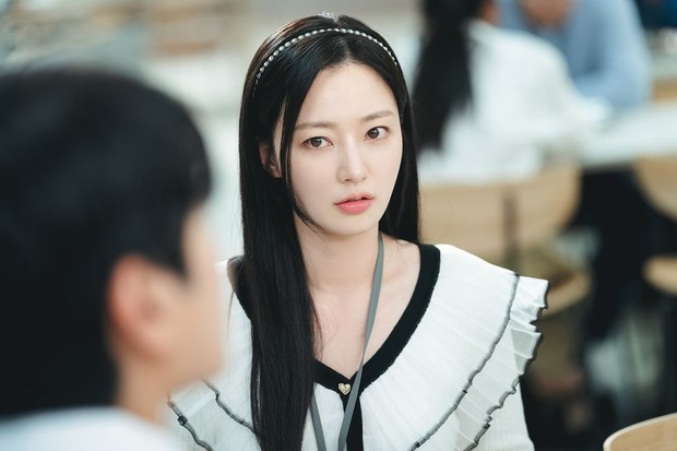 Potret Song Ha Yoon dalam lokasi syuting 'Marry My Husband'