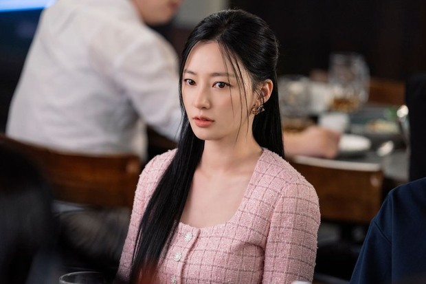 Potret Song Ha Yoon dalam lokasi syuting 'Marry My Husband'