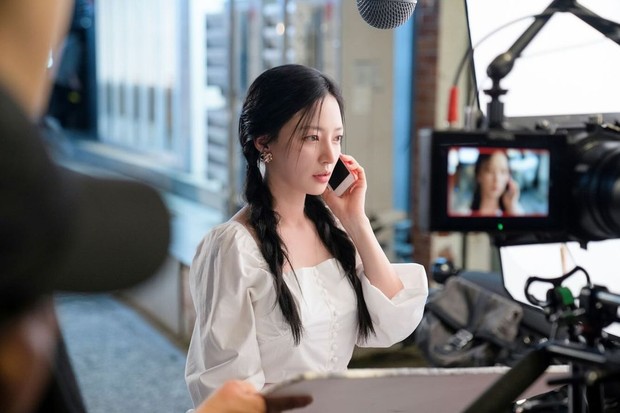 Potret Song Ha Yoon dalam lokasi syuting 'Marry My Husband'