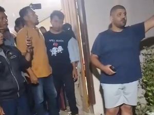 Viral WNA Terobos Rapat Rekapitulasi Suara di Bolmut gegara Suara Speaker Viral WNA Terobos Rapat Rekapitulasi Suara di Bolmut gegara Suara Speaker
