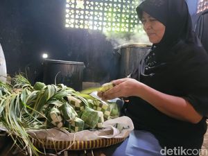 Harga Beras Ngegas, Ukuran Ketupat di Banyumas Semakin Mini