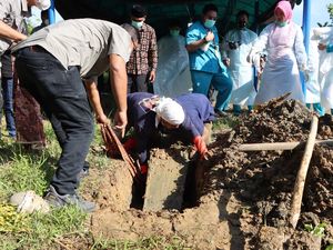 Jenazah Bocah Dibunuh Pacar Ibu dengan Dimasukkan Tang ke Anus Diautopsi Jenazah Bocah Dibunuh Pacar Ibu dengan Dimasukkan Tang ke Anus Diautopsi