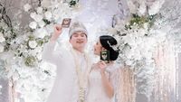 Foto Pernikahan Putri Helmy Yahya & Pria Korea, Menawan Pakai Adat Palembang
