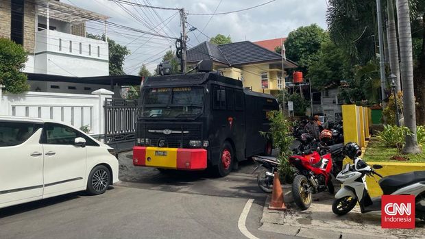Ratusan personel kepolisian dari Brimob, Sabhara, hingga Polsek berjaga di Kantor Indonesia Corruption Watch (ICW), Senin (26/2).