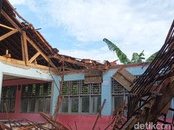 Kagetnya Samsul Kala Atap Ruang Kelas SMPN 15 Tasik Tiba-tiba Ambruk